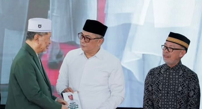 Literasi Santri Iddadiyah Mangkoso, Persembahkan Buku Di Negeri Perindu Ilmu dan Buku Anrengurutta Prof. Dr. H. M. Faried Wadjedy, M.A