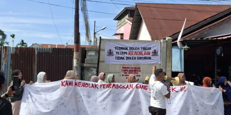 Tiga Pekan Gang Anggrek Ditembok, Ratusan Warga Desak Rico Waas Turun Tangan